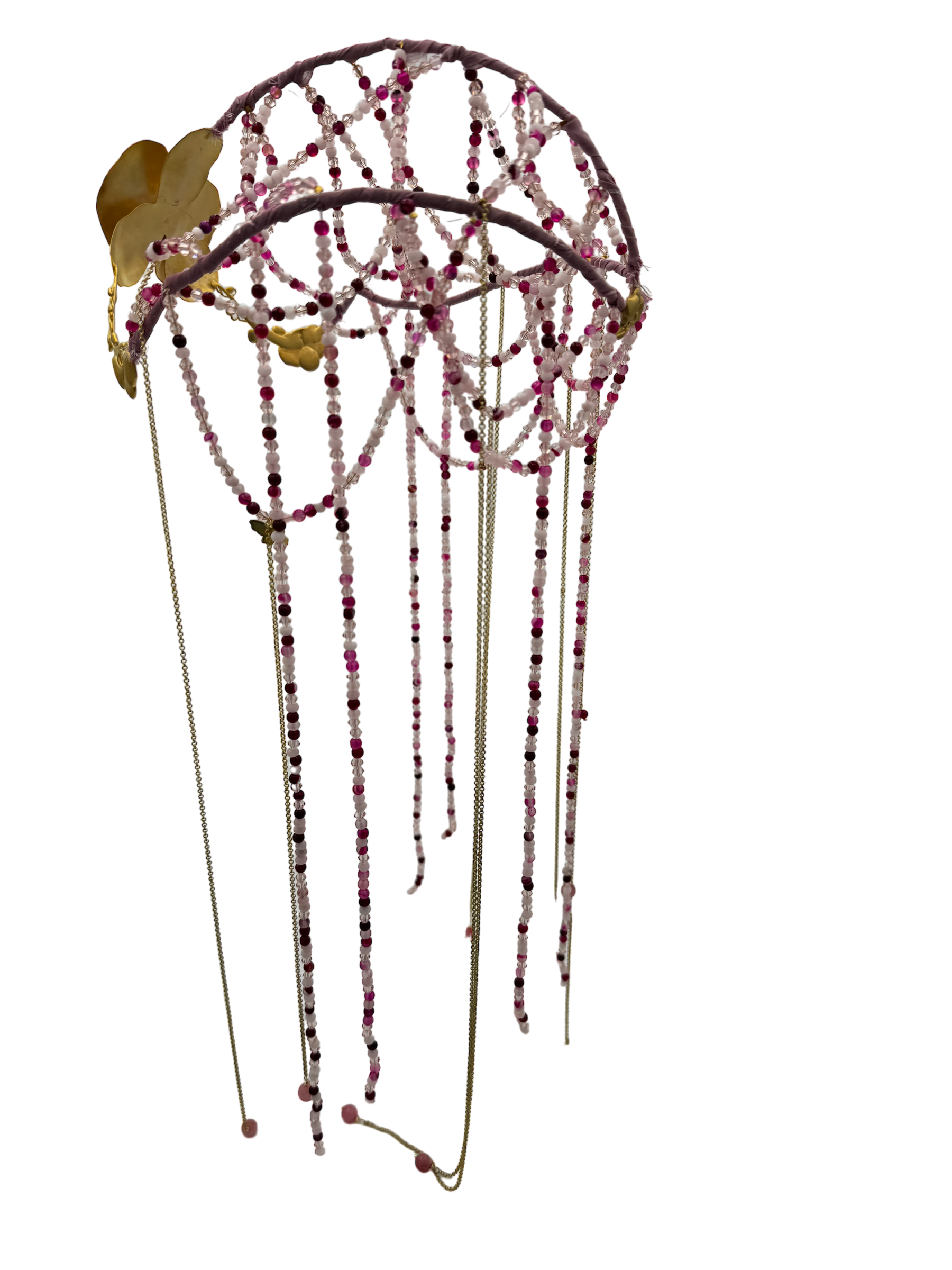 Coroa Queen Aliza feita com missangas, contas e elementos em latão banhados a ouro