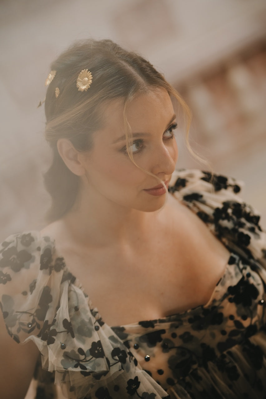 Coroa Queen Radix para usar atrás com elementos florais que abraçam a cabeça