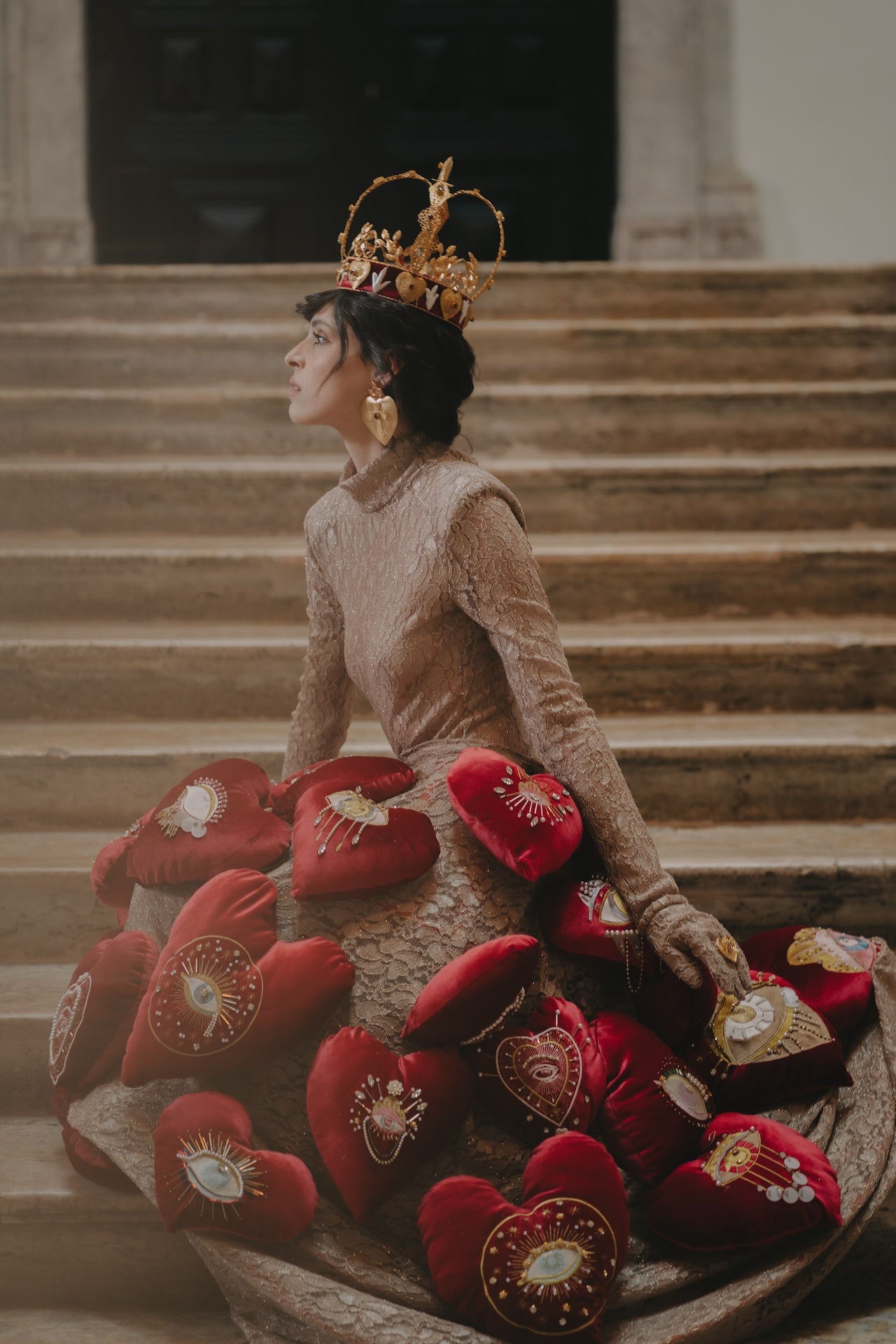 Coroa Queen Protea coroa alta estilo clássico com interior em veludo encarnado e banhada a ouro