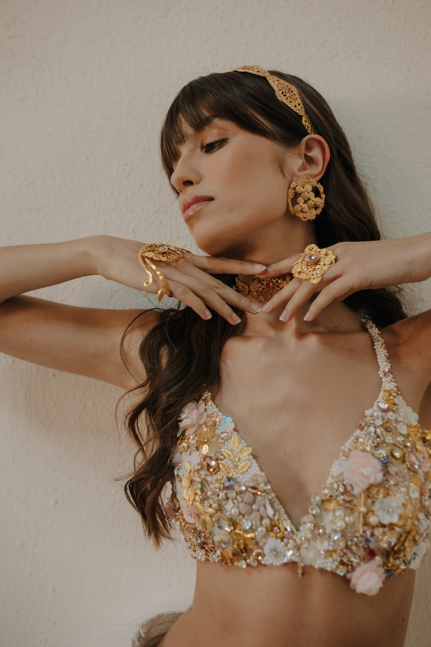 Bandolete coroa Queen Clare Cata Vassalo latão banhado a ouro