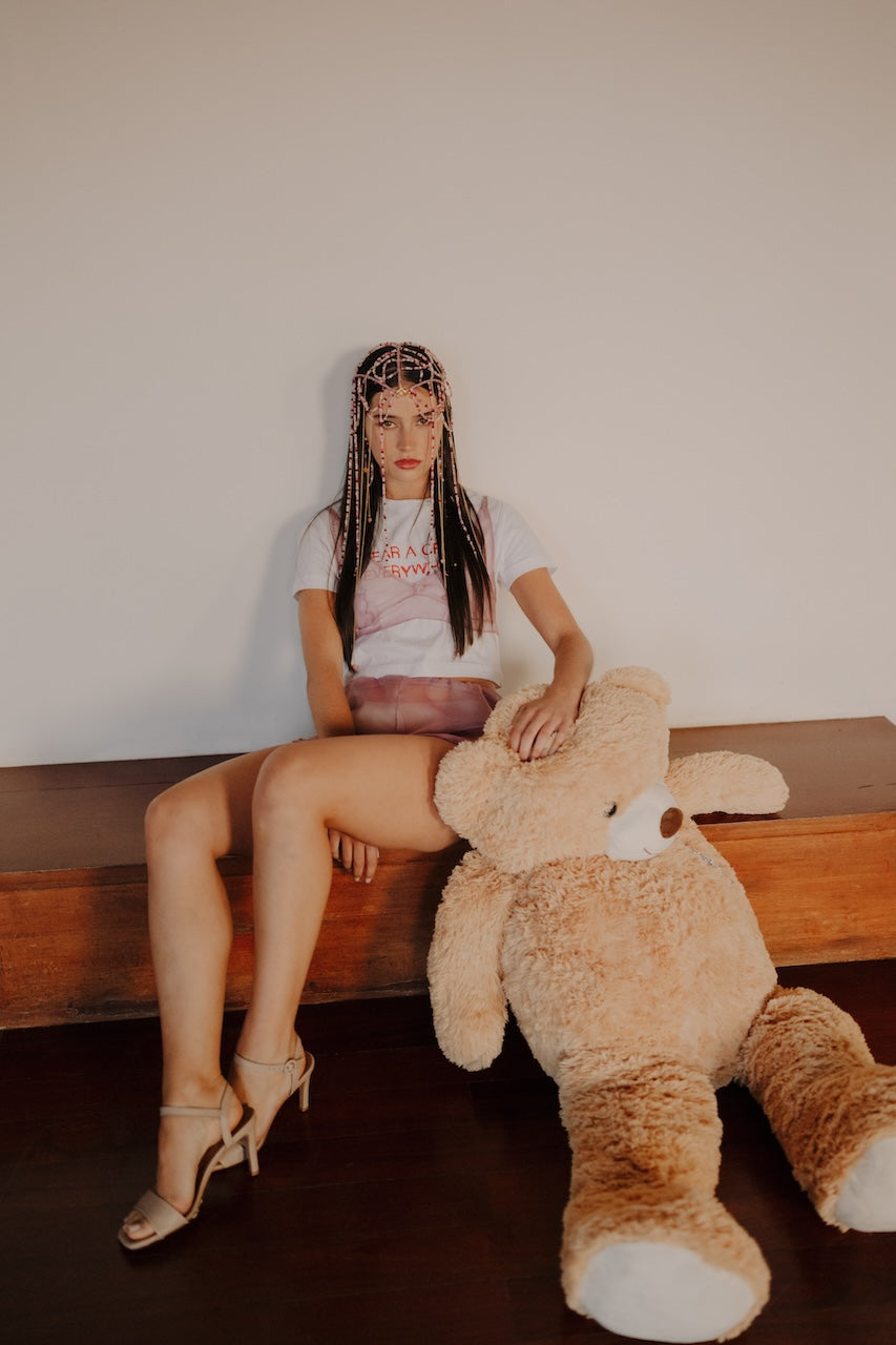 Coroa Queen Aliza feita com missangas, contas e elementos em latão banhados a ouro