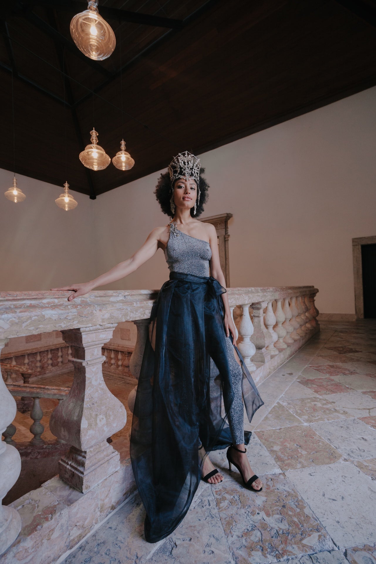 Coroa Queen Monjita coroa alta toda trabalhada em flores com banho a prata