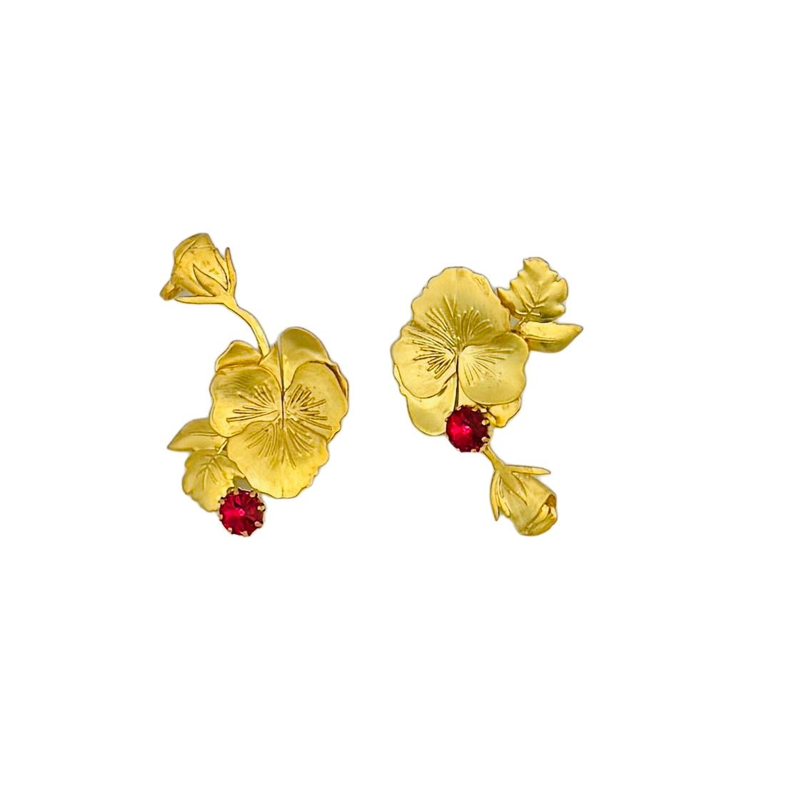 Brincos Queen April em latão banhado a ouro com pedras