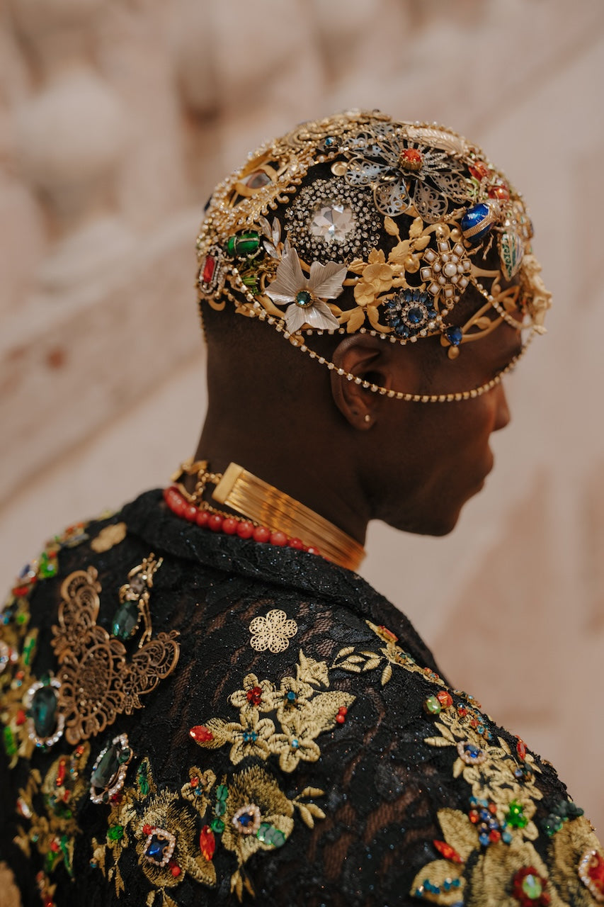 Coroa Emir estilo capacete todo trabalhado com centenas de elementos em latão banhado a ouro, pedras e correntes