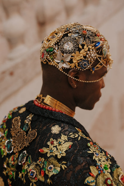 Coroa Emir estilo capacete todo trabalhado com centenas de elementos em latão banhado a ouro, pedras e correntes
