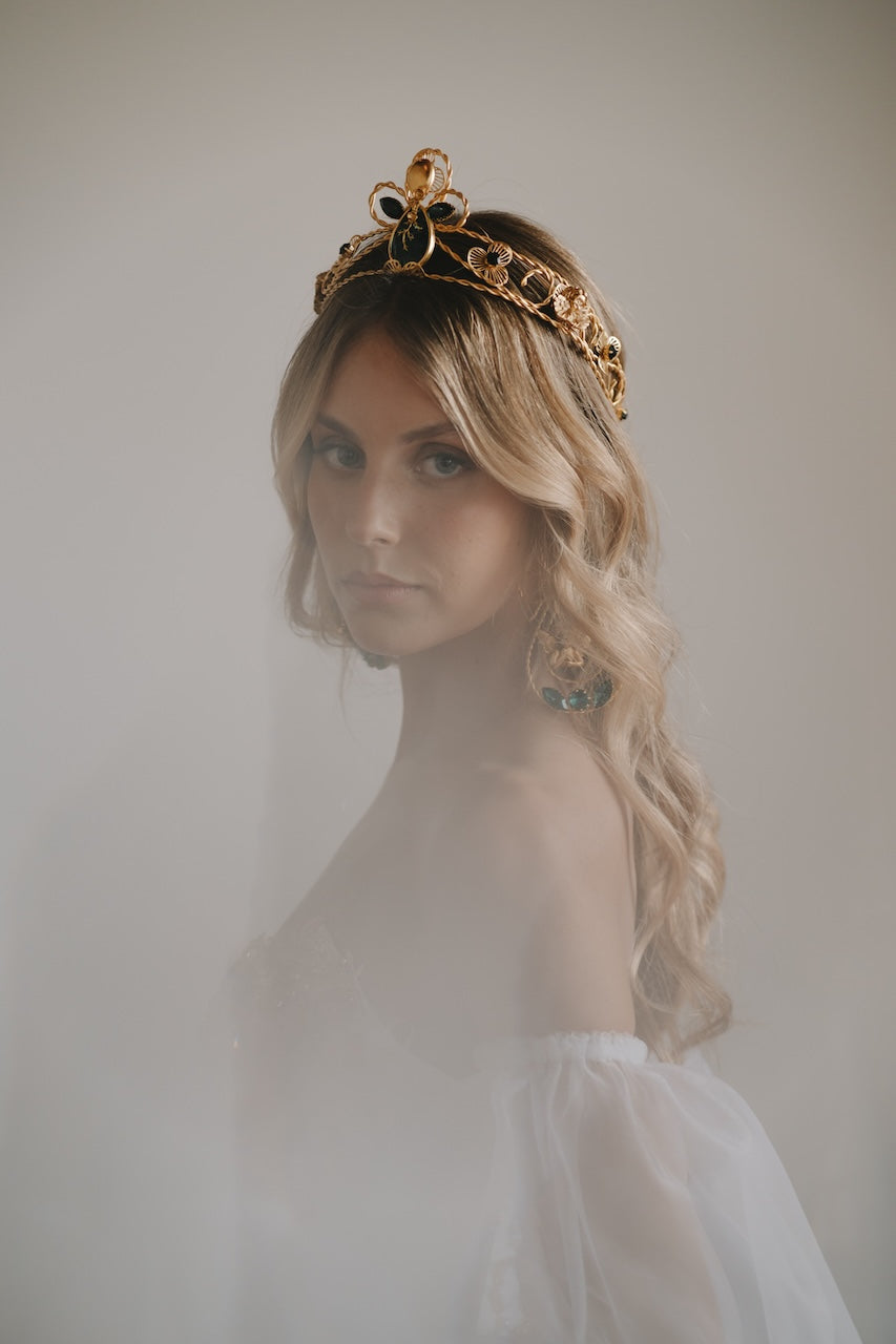 Coroa Queen Dilan latão banhado a ouro com pedras e anjos