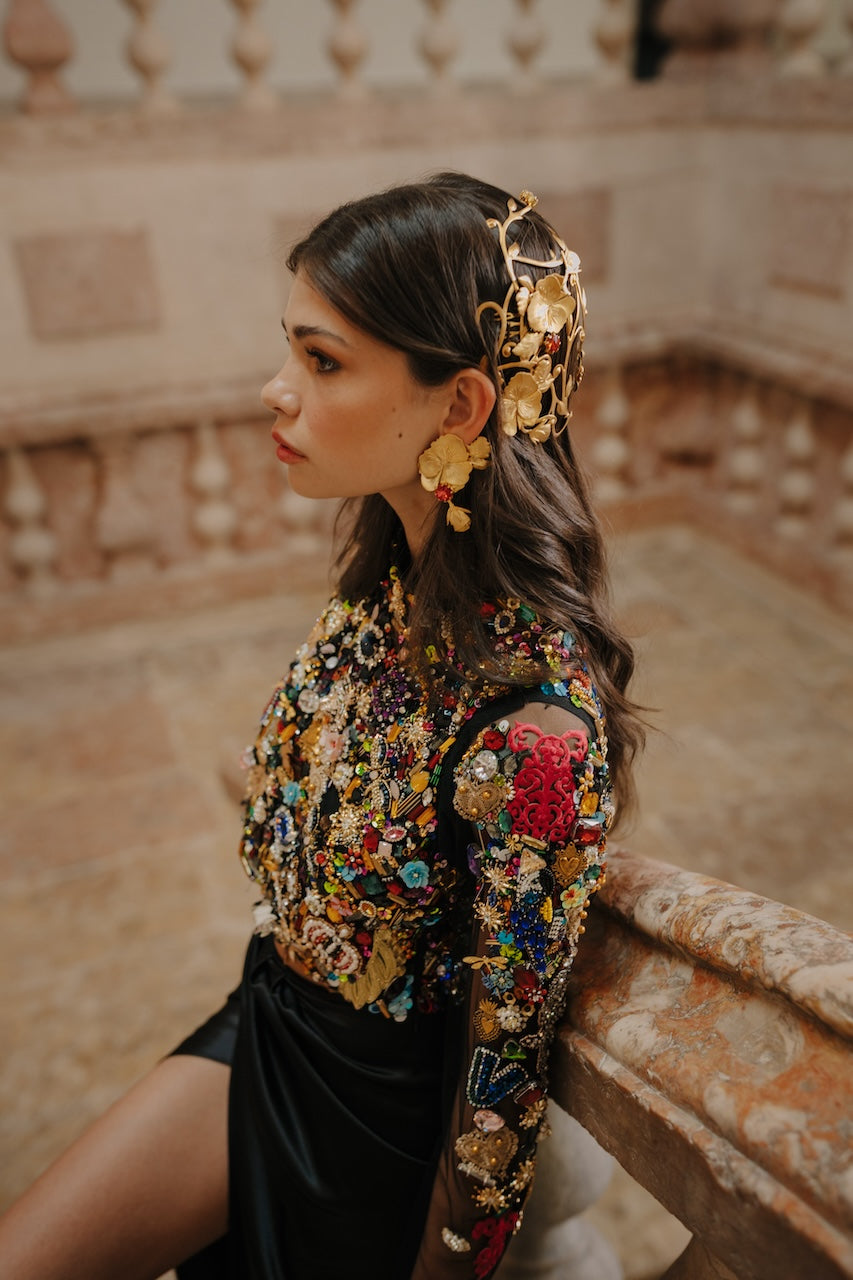 Coroa Queen April com fores em latão banhado a ouro em formato capacete