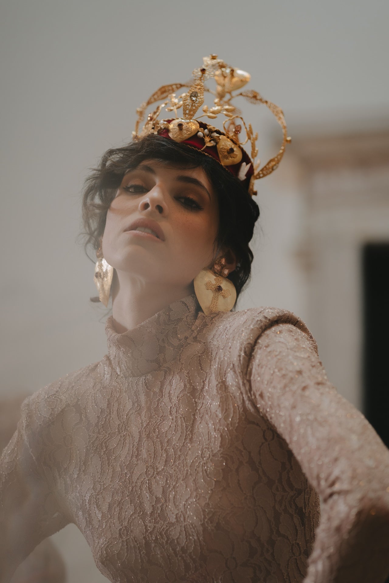 Coroa Queen Protea coroa alta estilo clássico com interior em veludo encarnado e banhada a ouro