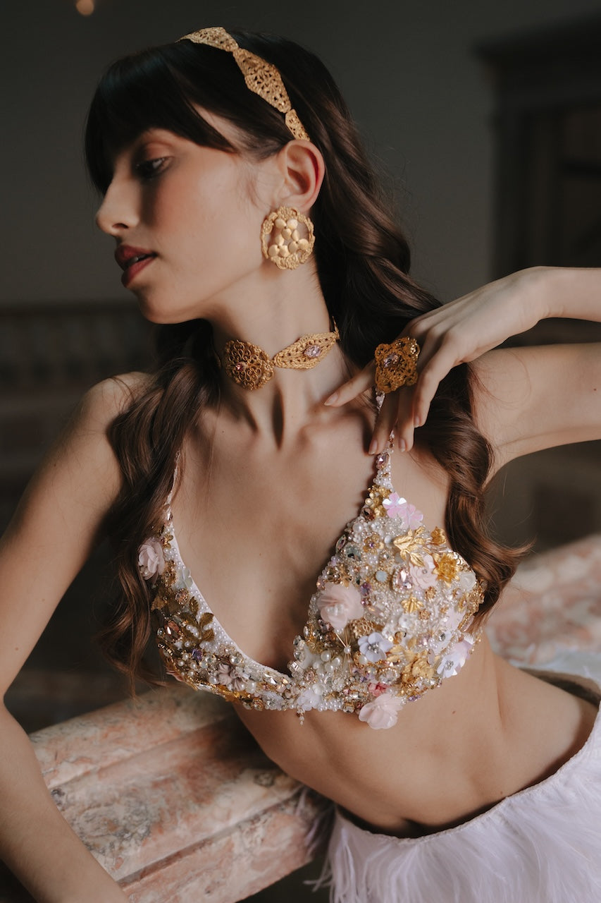 Bandolete coroa Queen Clare Cata Vassalo latão banhado a ouro