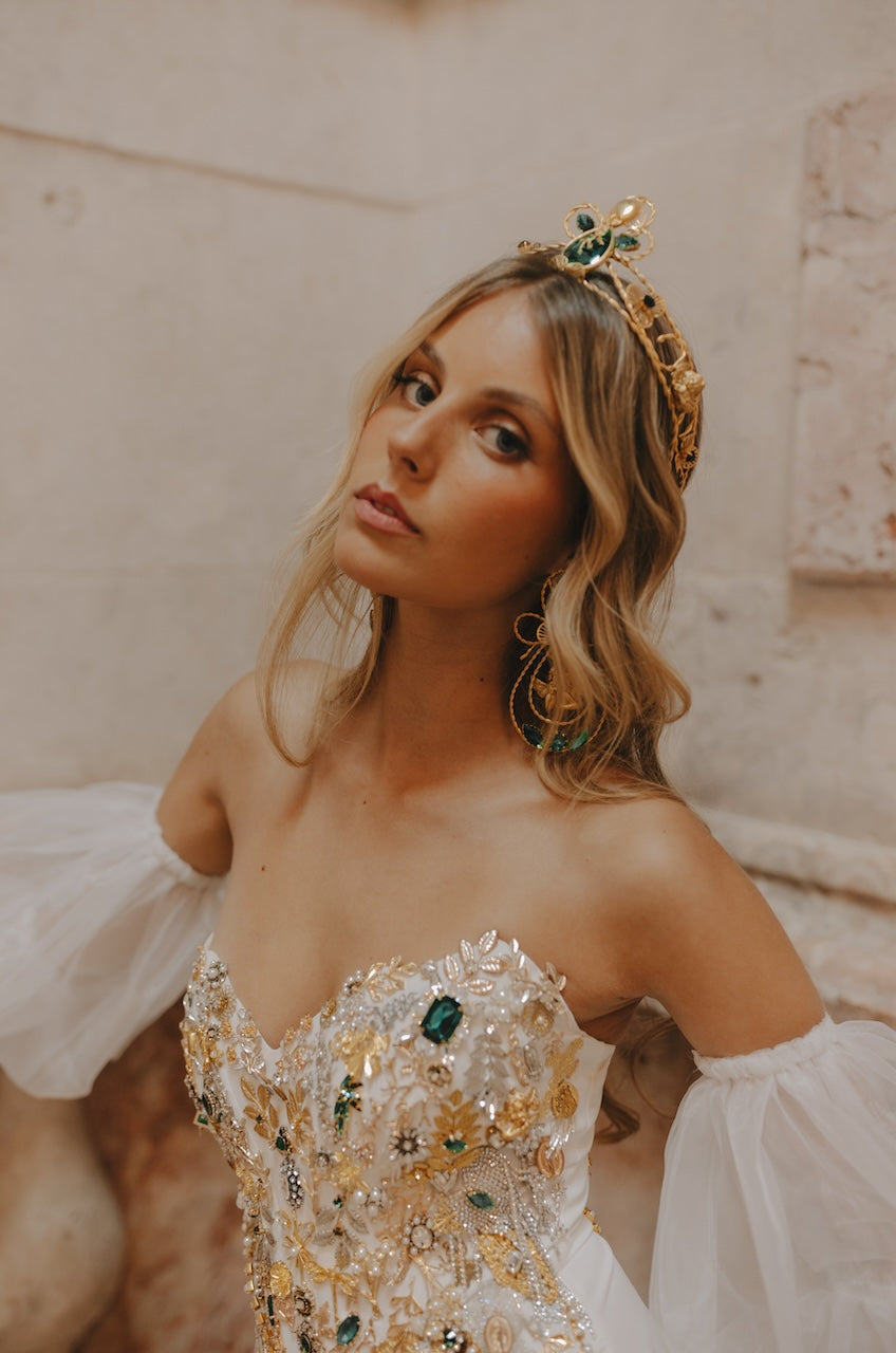 Coroa Queen Dilan latão banhado a ouro com pedras e anjos