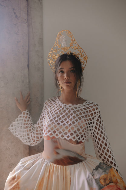 Coroa Queen Angicia alta em latão banhado a ouro e com anjo em gesso branco