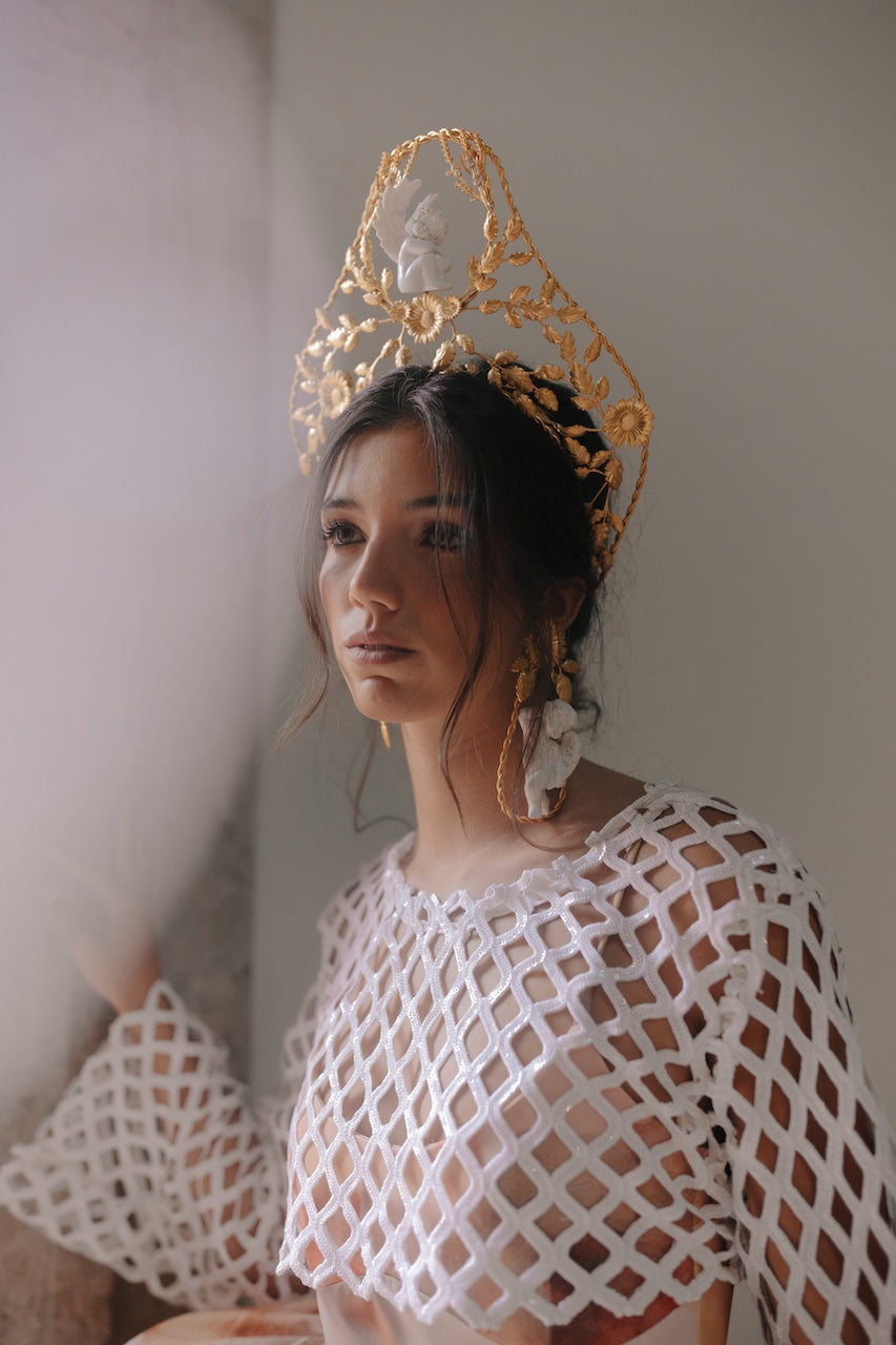 Coroa Queen Angicia alta em latão banhado a ouro e com anjo em gesso branco