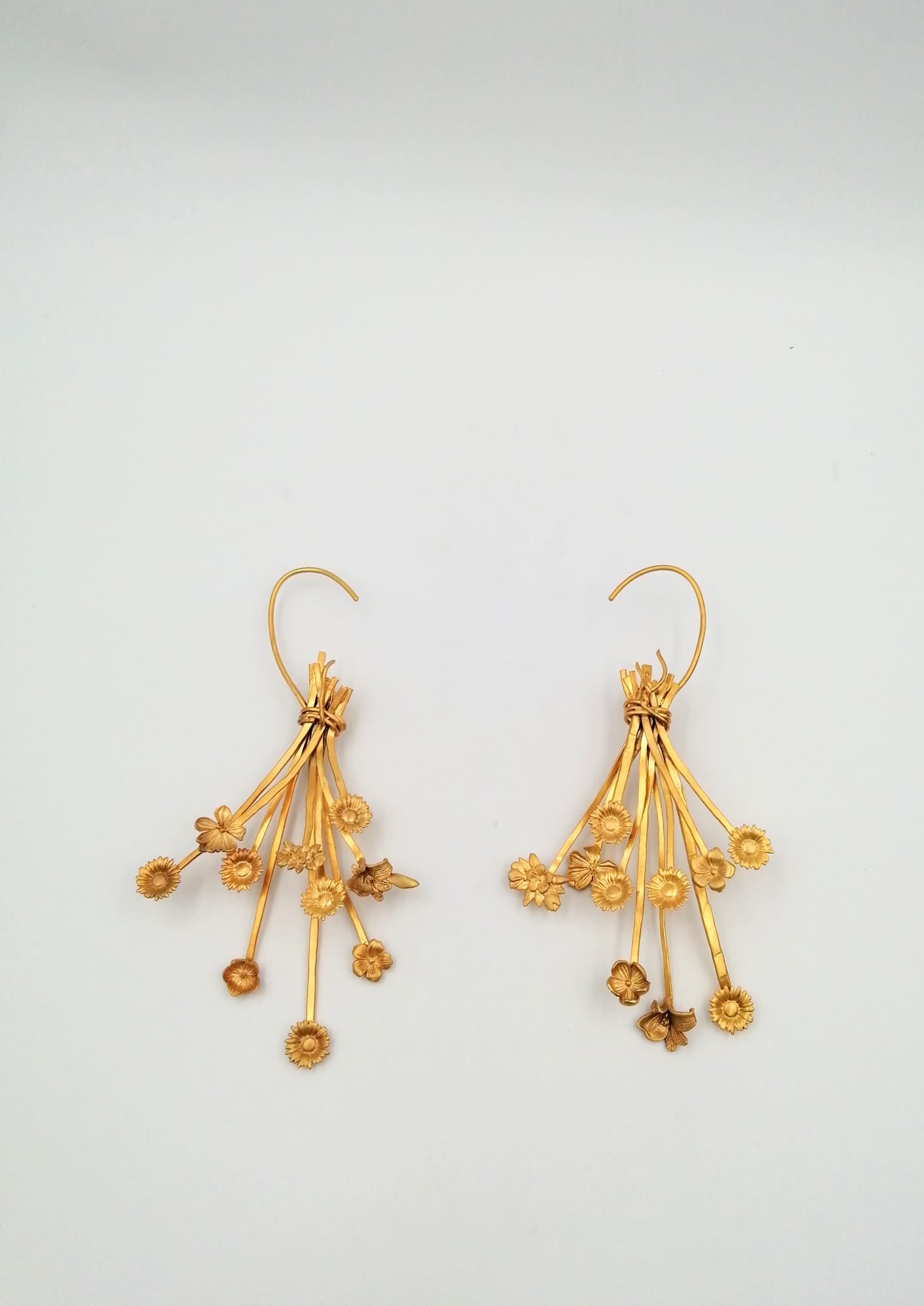 Brincos Queen Radix latão com banho a ouro flores e suporte para orelha