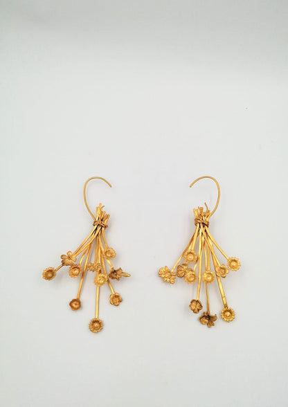 Brincos Queen Radix latão com banho a ouro flores e suporte para orelha